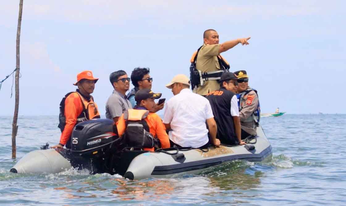 Bupati Luwu Timur Irwan Bachri Syam pantau wisata dengan perahu karet