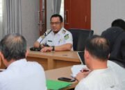 bupati luwu patahudding memimpin rapat koordinasi pengelolaan sampah di aula kantor bupati luwu