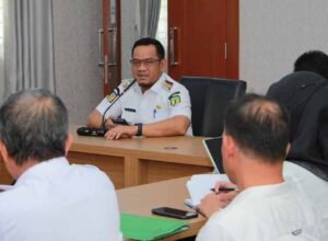 bupati luwu patahudding memimpin rapat koordinasi pengelolaan sampah di aula kantor bupati luwu