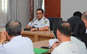 bupati luwu patahudding memimpin rapat koordinasi pengelolaan sampah di aula kantor bupati luwu