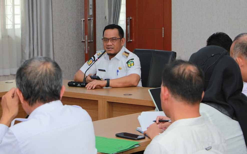 bupati luwu patahudding memimpin rapat koordinasi pengelolaan sampah di aula kantor bupati luwu