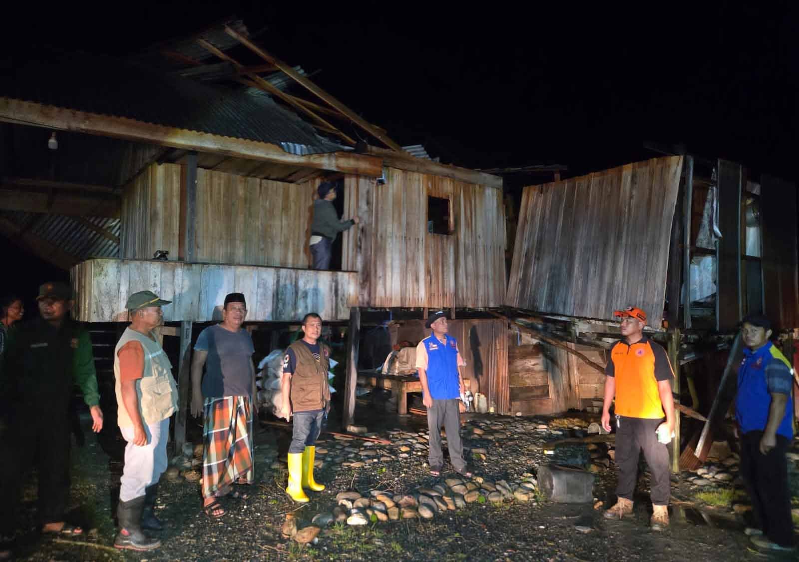 kepala dinsos p3a luwu timur masdin meninjau rumah warga terdampak puting beliung di desa burau pantai luwu timur