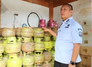 bupati luwu timur irwan bachri syam memantau harga bahan pokok di pasar malili