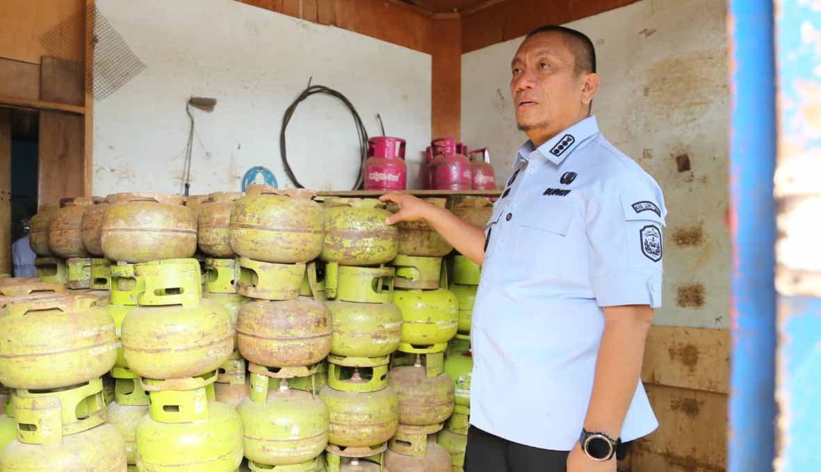 bupati luwu timur irwan bachri syam memantau harga bahan pokok di pasar malili