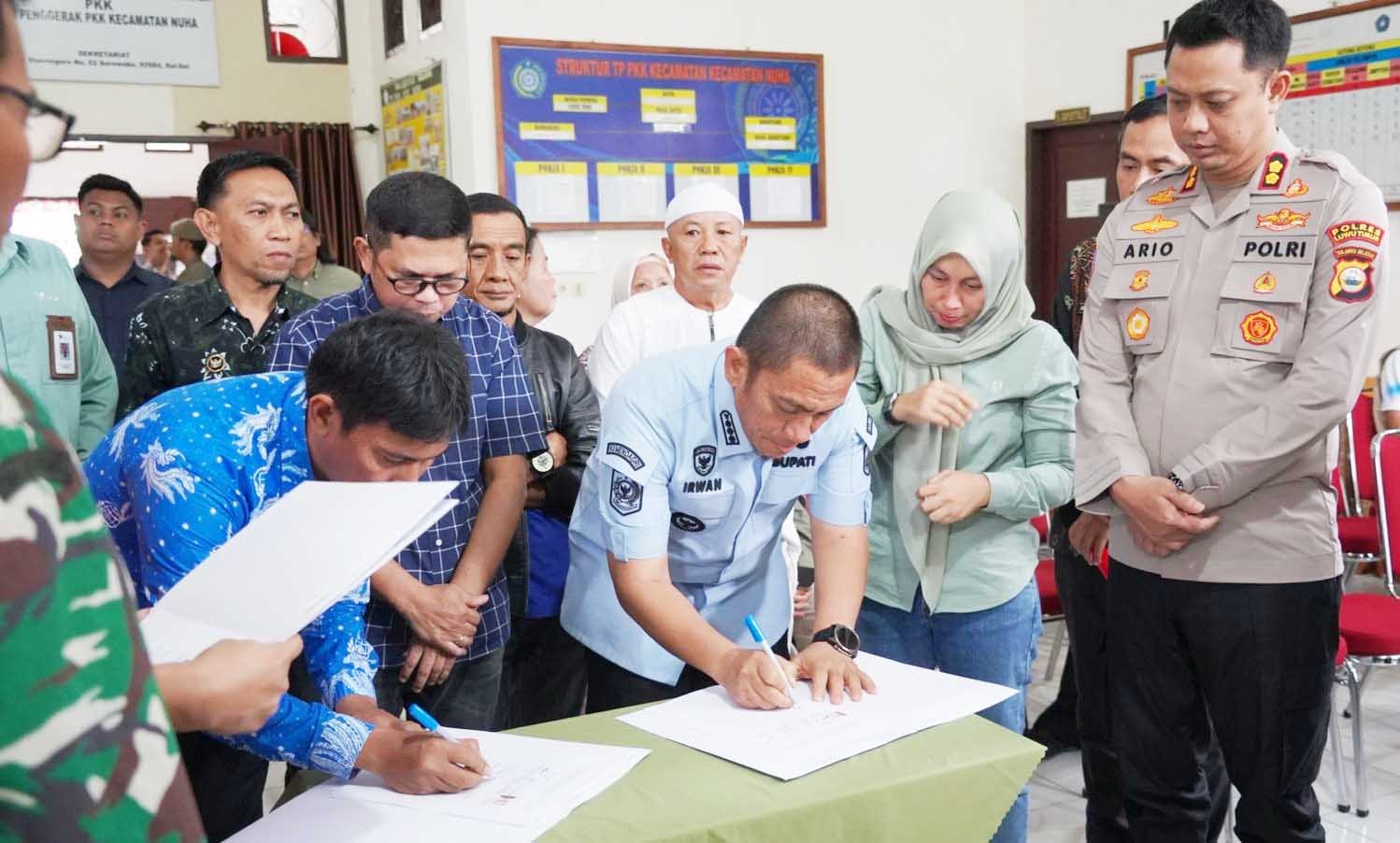 bupati luwu timur irwan bachri syam memimpin mediasi lahan old camp di kantor camat nuha