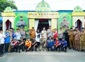 bupati luwu timur irwan bachri syam meninjau pos mudik operasi ketupat di luwu timur