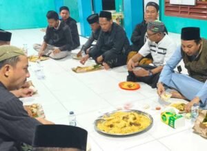 bupati andi abdullah rahim bersama asn sahur bersama usai salat lail di masjid awwalul istiqbal luwu utara