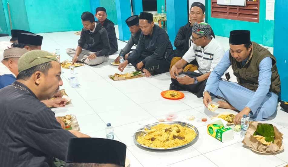 bupati andi abdullah rahim bersama asn sahur bersama usai salat lail di masjid awwalul istiqbal luwu utara