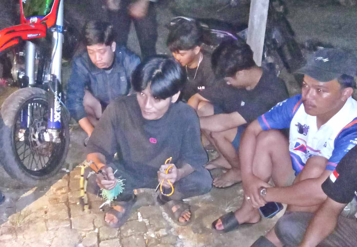 sejumlah pemuda membawa busur atau peluncur saat diamankan dalam patroli kamtibmas di luwu utara