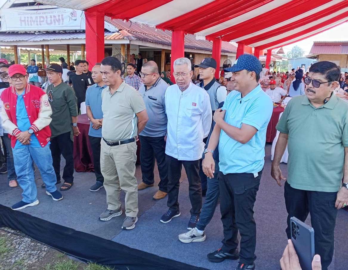 bupati luwu utara andi abdullah rahim menghadiri aksi sosial kkss di masjid andi nurhadi panaikang makassar