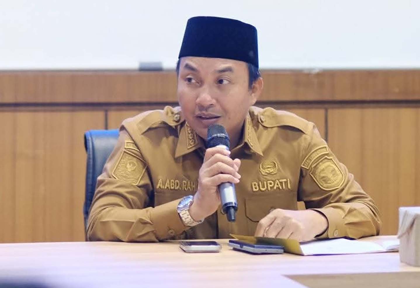 bupati luwu utara andi abdullah rahim mengimbau asn membelanjakan thr di pasar lokal luwu utara
