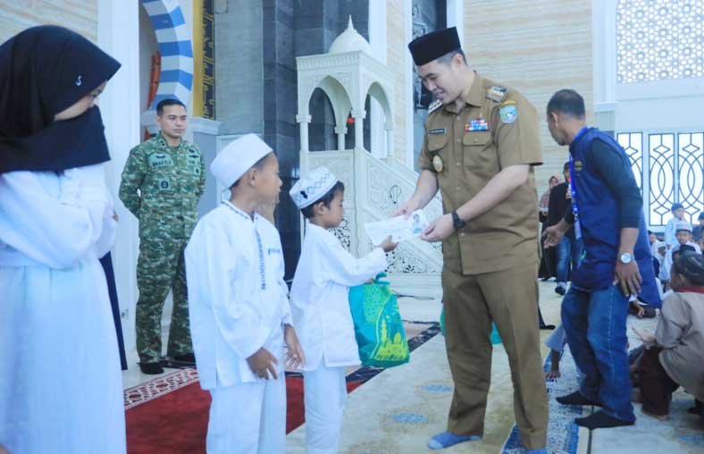 bupati pangkep muhammad yusran lalogau menghadiri yatim ramadan fest bersama anak yatim di masjid hj bau yulianti pangkep
