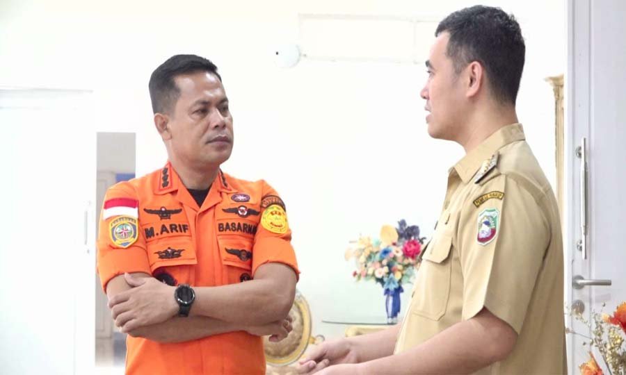 bupati pangkep muhammad yusran lalogau menerima penghargaan basarnas ri di rumah jabatan bupati pangkep