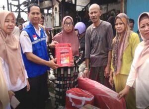 kepala dinas sosial pangkep zaenal sanusi menyerahkan bantuan darurat kepada warga korban kebakaran kios di kelurahan mappasaile pangkajene