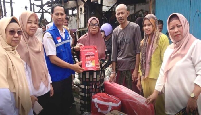 Bupati Pangkep Tinjau Kebakaran Mappasaile, Serahkan Bantuan Darurat untuk Warga Terdampak