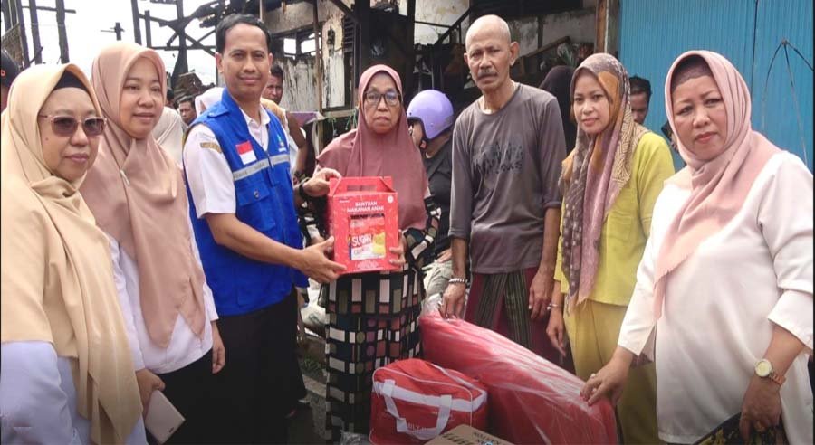 kepala dinas sosial pangkep zaenal sanusi menyerahkan bantuan darurat kepada warga korban kebakaran kios di kelurahan mappasaile pangkajene