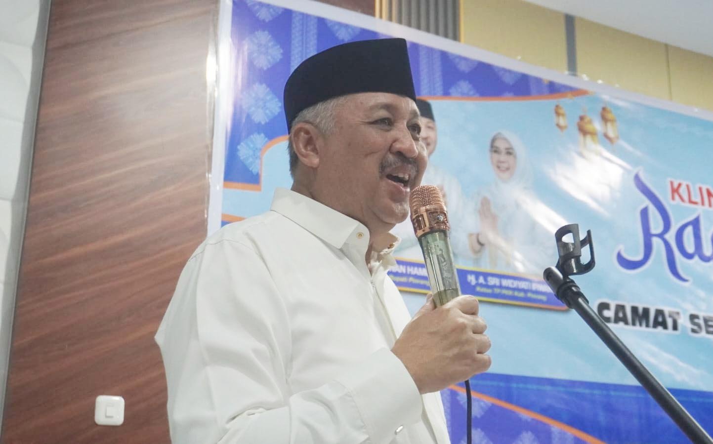 bupati pinrang h a irwan hamid memberikan sambutan pada kegiatan klinik ramadan bersama jajaran kecamatan di kabupaten pinrang