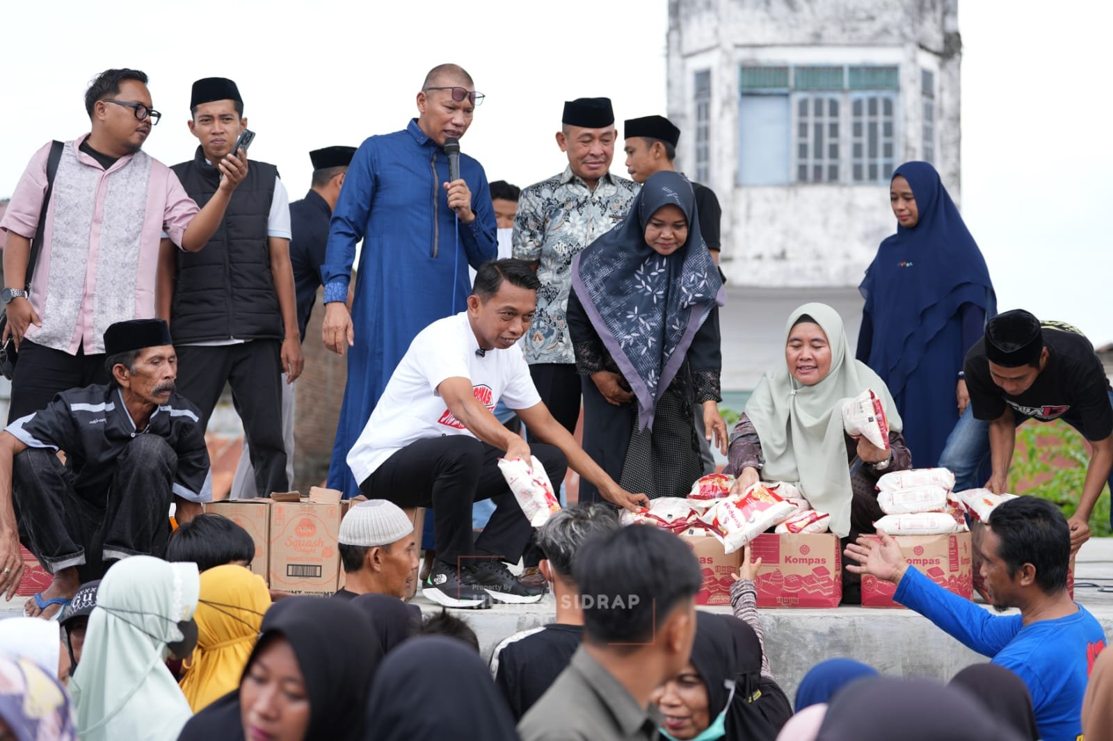 bupati sidenreng rappang syaharuddin alrif membuka pasar murah ramadan di sport centre rappang sidrap