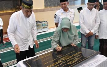 bupati sinjai ratnawati arif meresmikan masjid nurul hasanah bikeru di sinjai selatan