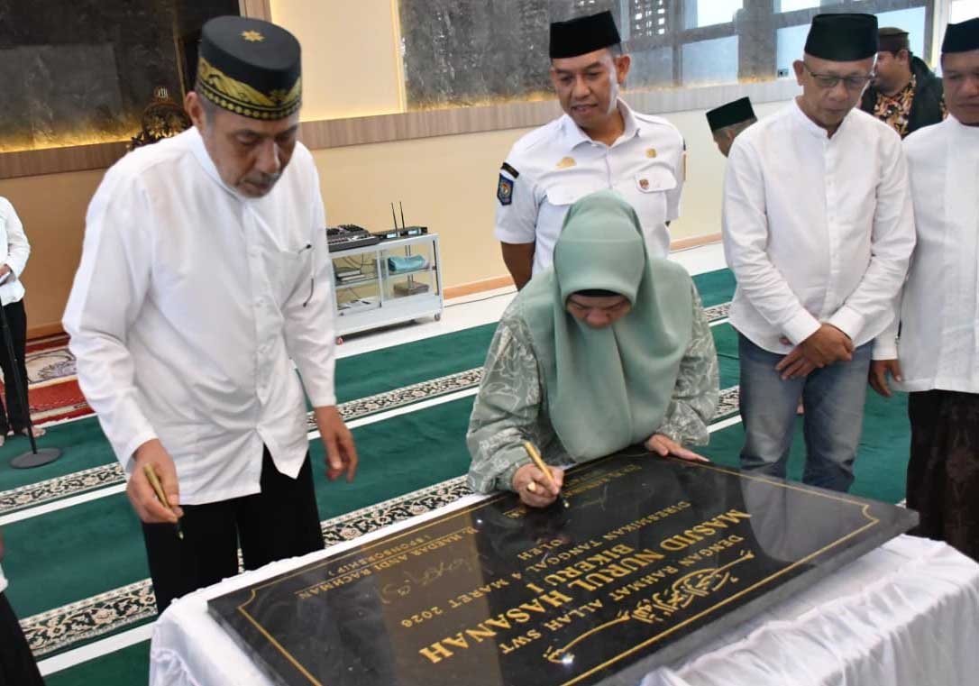 bupati sinjai ratnawati arif meresmikan masjid nurul hasanah bikeru di sinjai selatan