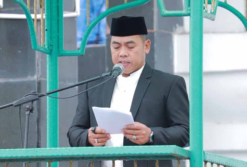 bupati wajo andi rosman melaksanakan shalat idul fitri di masjid agung ummul quraa sengkang