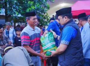 wabup gowa darmawangsyah muin menyerahkan bantuan beras kepada warga di kecamatan biringbulu