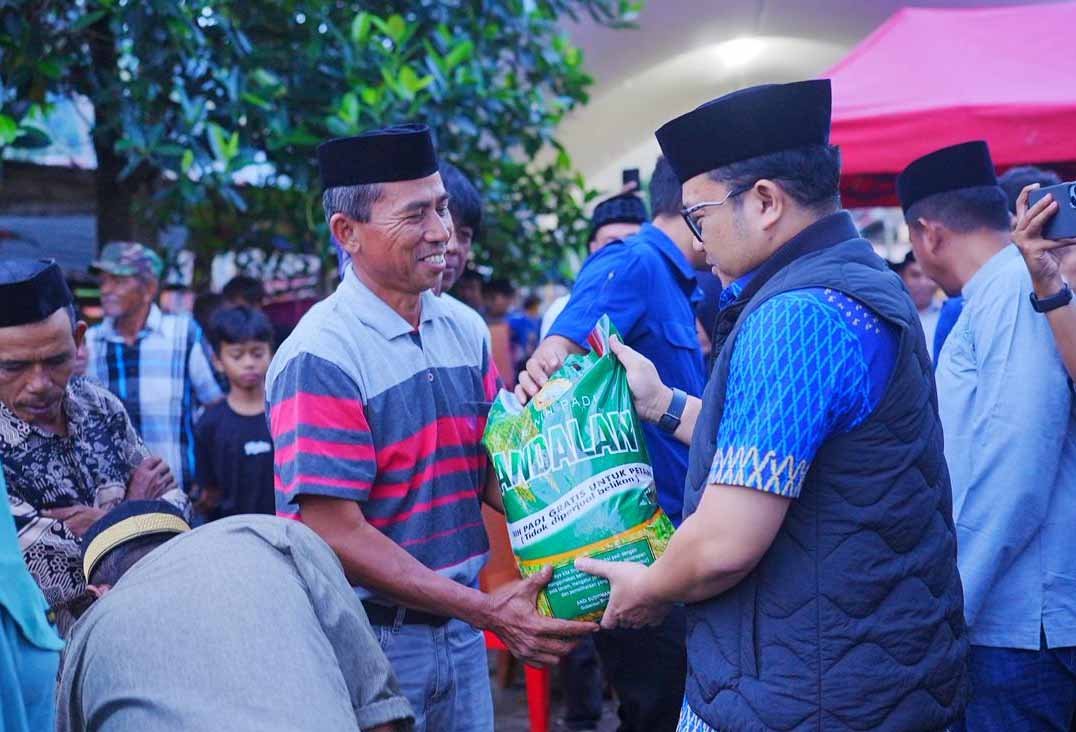 wabup gowa darmawangsyah muin menyerahkan bantuan beras kepada warga di kecamatan biringbulu