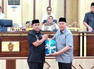 ketua dprd wajo menerima dokumen lkpj dari bupati wajo di dprd wajo penyerahan lkpj