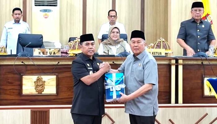 ketua dprd wajo menerima dokumen lkpj dari bupati wajo di dprd wajo penyerahan lkpj