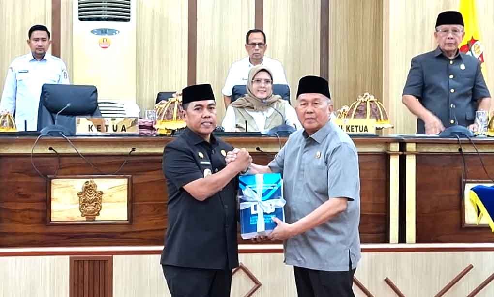 ketua dprd wajo menerima dokumen lkpj dari bupati wajo di dprd wajo penyerahan lkpj