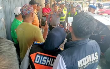 petugas dinas perhubungan makassar menertibkan kendaraan di jalan perintis kemerdekaan makassar