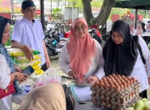 kepala dinas ketahanan pangan gowa ratnawati meninjau gerakan pangan murah di kantor dinas ketahanan pangan gowa