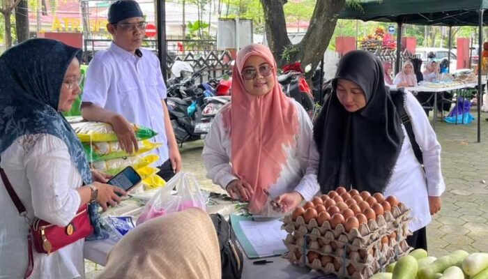 kepala dinas ketahanan pangan gowa ratnawati meninjau gerakan pangan murah di kantor dinas ketahanan pangan gowa