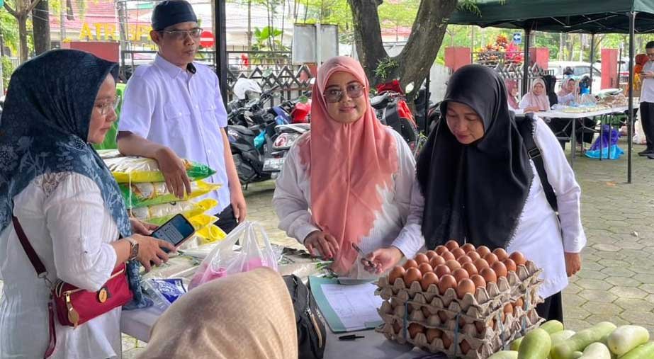 kepala dinas ketahanan pangan gowa ratnawati meninjau gerakan pangan murah di kantor dinas ketahanan pangan gowa
