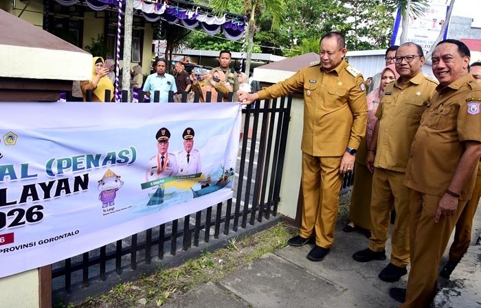 gubernur gorontalo gusnar ismail memasang baliho penas petani nelayan 2026