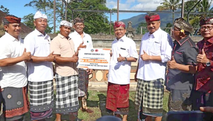 Angin Kencang Rusak Pura di Bali, Gubernur Serahkan Bantuan Rp1 Miliar
