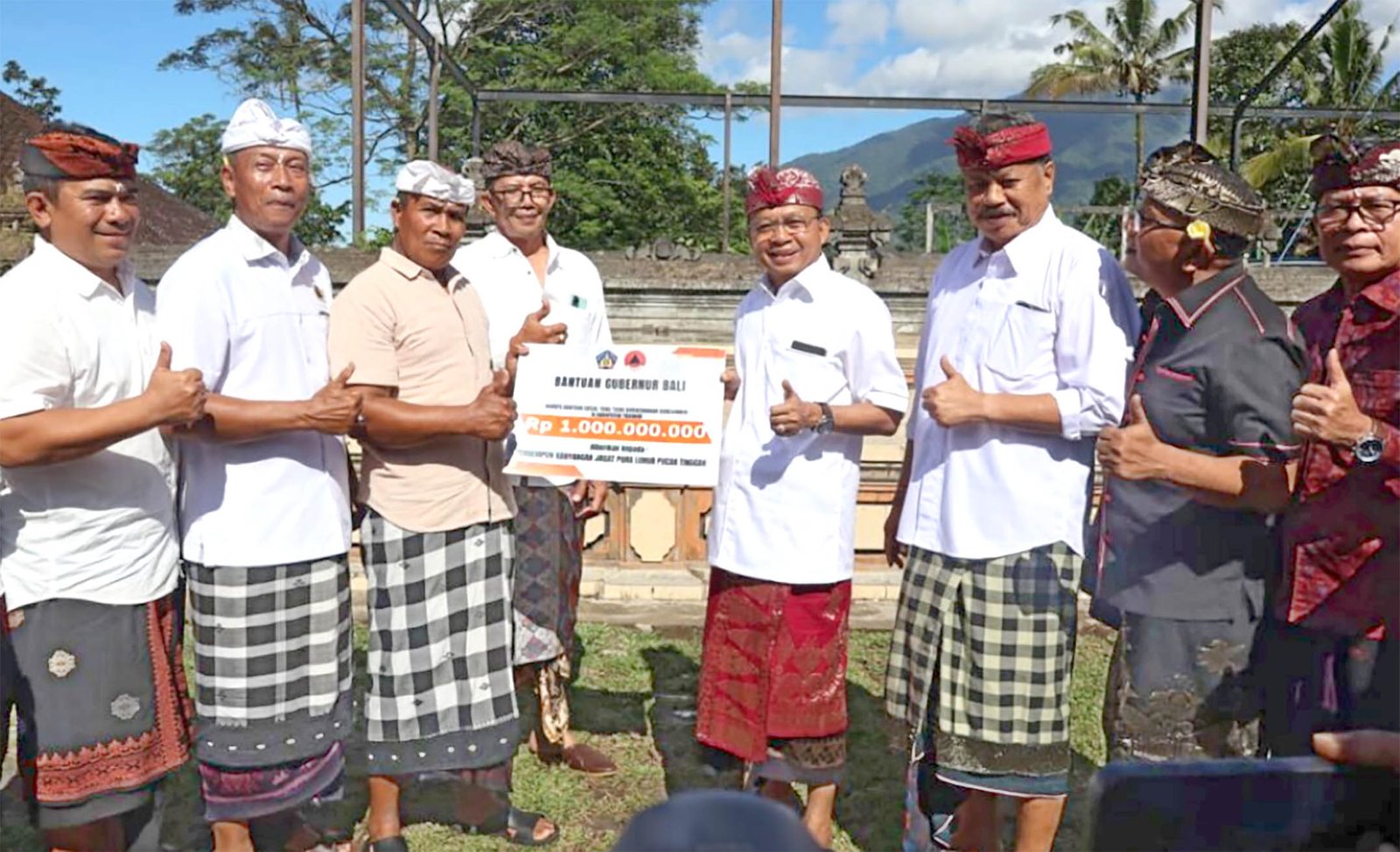 gubernur bali i wayan koster menyerahkan bantuan perbaikan pura di tabanan