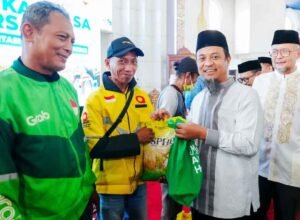 gubernur sulawesi selatan andi sudirman sulaiman menghadiri buka puasa bersama insan transportasi di masjid kubah 99 cpi makassar