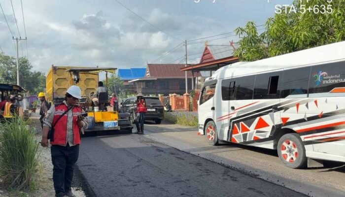 pekerja melakukan pengaspalan jalan pangkajene sidrap–rappang di kabupaten sidenreng rappang