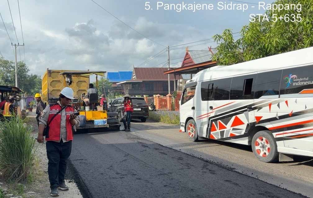 pekerja melakukan pengaspalan jalan pangkajene sidrap–rappang di kabupaten sidenreng rappang