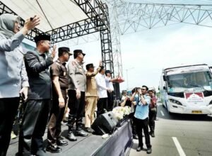 gubernur sulawesi selatan andi sudirman sulaiman melepas peserta mudik gratis di cpi makassar