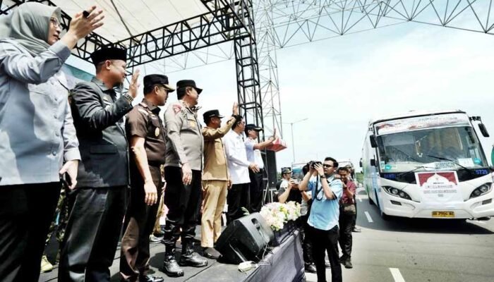 gubernur sulawesi selatan andi sudirman sulaiman melepas peserta mudik gratis di cpi makassar