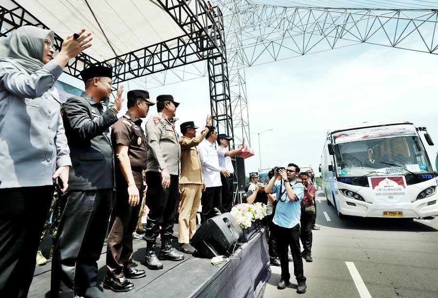 gubernur sulawesi selatan andi sudirman sulaiman melepas peserta mudik gratis di cpi makassar