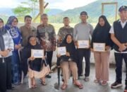 kepala dinsos sulsel abd malik faisal menyerahkan bantuan korban kebakaran di desa tanarigella kecamatan bua kabupaten luwu