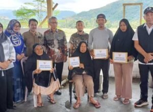 kepala dinsos sulsel abd malik faisal menyerahkan bantuan korban kebakaran di desa tanarigella kecamatan bua kabupaten luwu