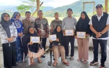 kepala dinsos sulsel abd malik faisal menyerahkan bantuan korban kebakaran di desa tanarigella kecamatan bua kabupaten luwu