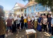 staf ahli gubernur sulsel ustadz achmad menyerahkan bantuan korban puting beliung di kelurahan maradekaya takalar