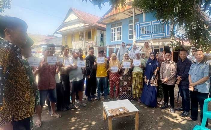 staf ahli gubernur sulsel ustadz achmad menyerahkan bantuan korban puting beliung di kelurahan maradekaya takalar