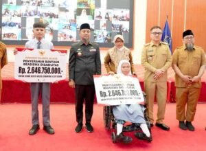 gubernur sulawesi selatan andi sudirman sulaiman menyerahkan beasiswa disabilitas kepada siswa slb di rujab gubernur sulsel makassar