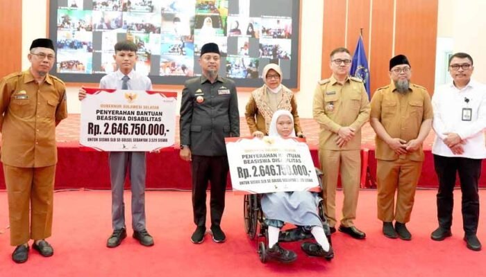 Dukungan Pendidikan Inklusif, Gubernur Sulsel Serahkan Beasiswa Disabilitas Rp5 Miliar